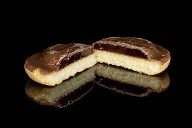 Siyah camda izole edilmiş çikolatalı bisküvi.