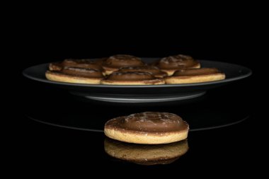 Siyah camda izole edilmiş çikolatalı bisküvi.