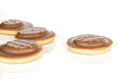 Çikolata Bisküvi üzerine beyaz izole