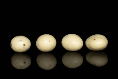 Stracciatella badem fıstığı siyah camda izole edilmiş.