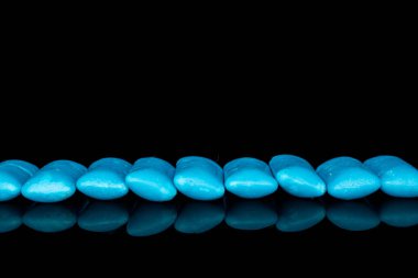 Siyah camda izole edilmiş mavi sakız.