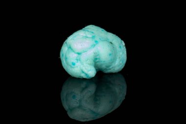 Siyah camda izole edilmiş mavi sakız.