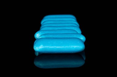 Siyah camda izole edilmiş mavi sakız.