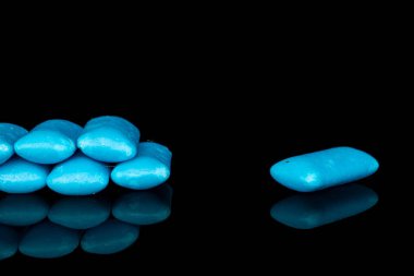 Siyah camda izole edilmiş mavi sakız.