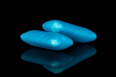 Siyah camda izole edilmiş mavi sakız.