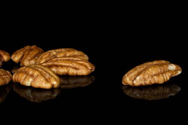 Kahverengi fındıklı, siyah camlı.