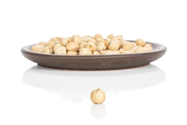 白で隔離された新鮮なタンヒヨコ豆 — ストック写真