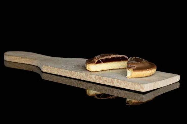 Biscuit au chocolat isolé sur verre noir — Photo