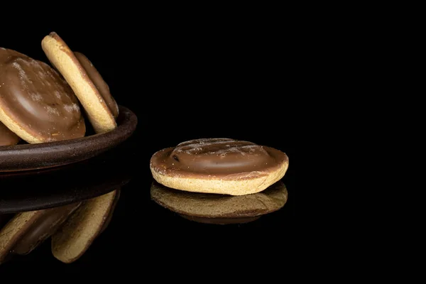 Шоколадное печенье, изолированное на черном стекле — стоковое фото