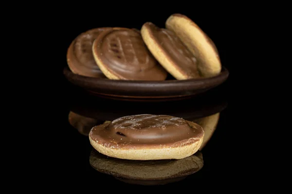 Biscuit au chocolat isolé sur verre noir — Photo