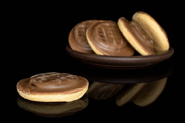Cokelat biskuit diisolasi pada kaca hitam — Stok Foto