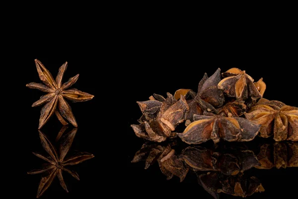 Badiaanse ster anijs geïsoleerd op zwart glas — Stockfoto