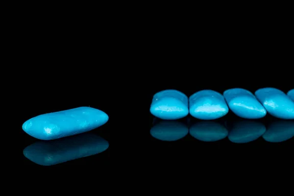 Modrá žvýkačka izolovaná na černém skle — Stock fotografie