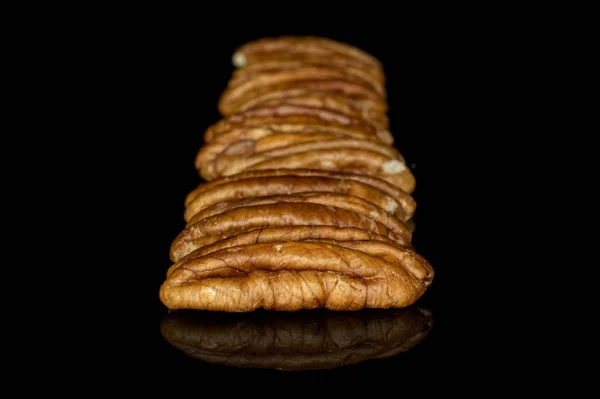 Hnědé ořechy izolované na černém skle — Stock fotografie