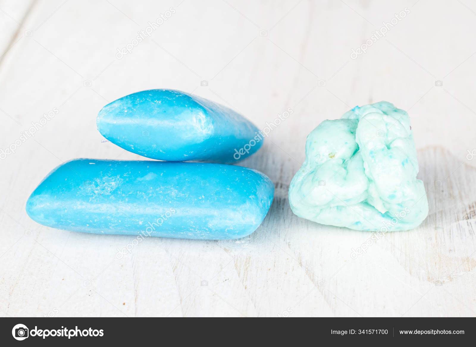 Sal mineral natural en recipiente de cristal sobre fondo de madera