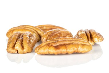 Kahverengi fındıklı, beyaz tenli.