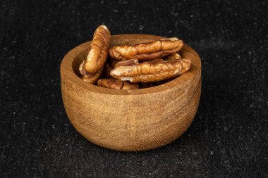 Kahverengi fındıklı gri taşlı