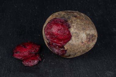 Gri taşın üzerinde çiğ pancar kökü