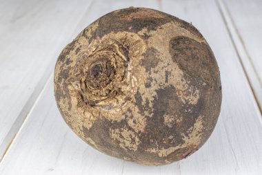 Gri tahtada çiğ pancar kökü