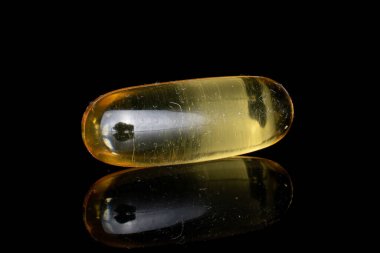Siyah camda izole edilmiş altın balık yağı.