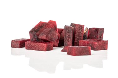 Çiğ, tatlı pancar kökü beyaza izole edilmiş