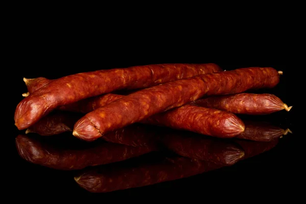 Räucherwurst isoliert auf schwarzem Glas — Stockfoto