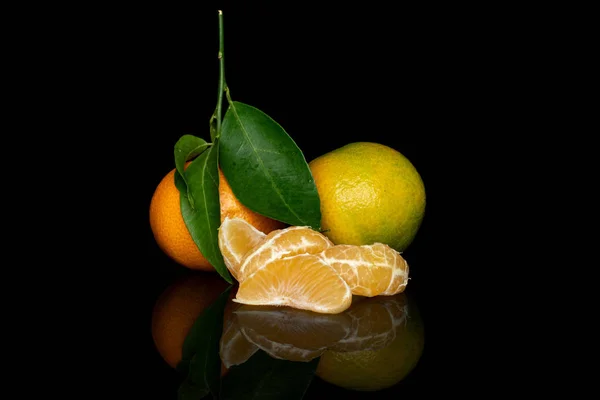 Mandarine orange fraîche isolée sur verre noir — Photo