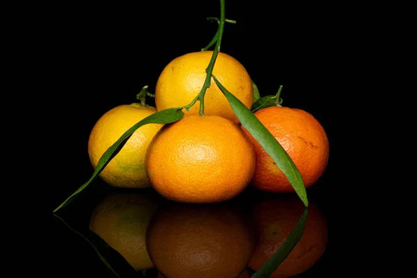 Świeże pomarańczowe mandarynki izolowane na czarnym szkle — Zdjęcie stockowe