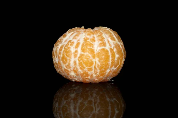 Mandarina naranja fresca aislada en vidrio negro —  Fotos de Stock