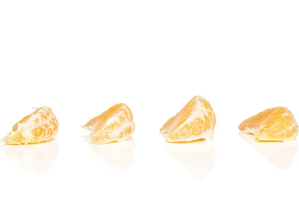 Čerstvé oranžové mandarinky izolované na bílém — Stock fotografie