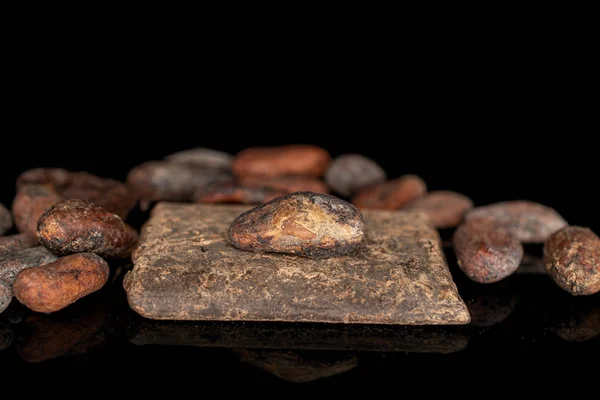 Bruine cacaoboon geïsoleerd op zwart glas — Stockfoto