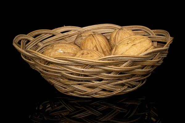 Коричневый вкусный грецкий орех изолирован на черном стекле — стоковое фото