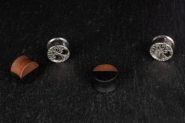 Gri taşta şık kulak tıkacı