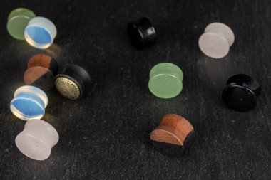 Gri taşta şık kulak tıkacı