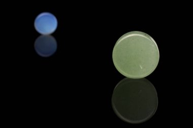 Siyah camda izole edilmiş şık kulak tıkacı.