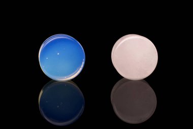 Siyah camda izole edilmiş şık kulak tıkacı.