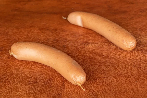 Cârnați de porc germani pe piele de coniac — Fotografie, imagine de stoc