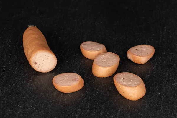 Немецкая свиная колбаса на сером камне — стоковое фото