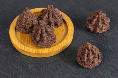 Hindistan cevizli kakaolu bisküvi.