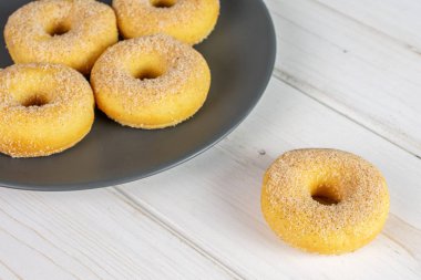 Gri odun üzerinde mini tarçınlı çörek.