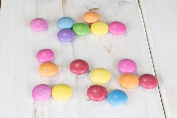 Bonbons colorés sucrés sur bois gris — Photo