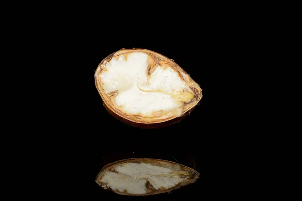 Bruine eetbare kastanje geïsoleerd op zwart glas — Stockfoto