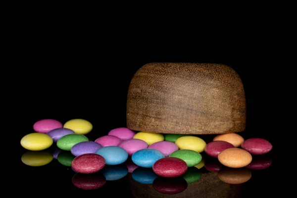 Bonbons colorés doux isolés sur verre noir — Photo