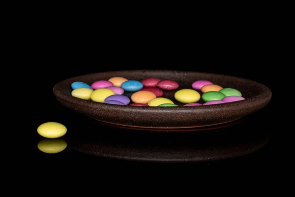 Bonbons colorés doux isolés sur verre noir — Photo