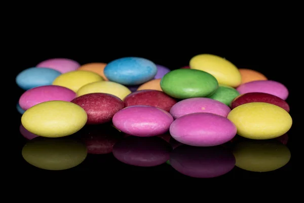 Bonbons colorés doux isolés sur verre noir — Photo