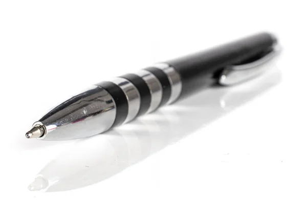 Шариковая ручка, изолированная на белом — стоковое фото