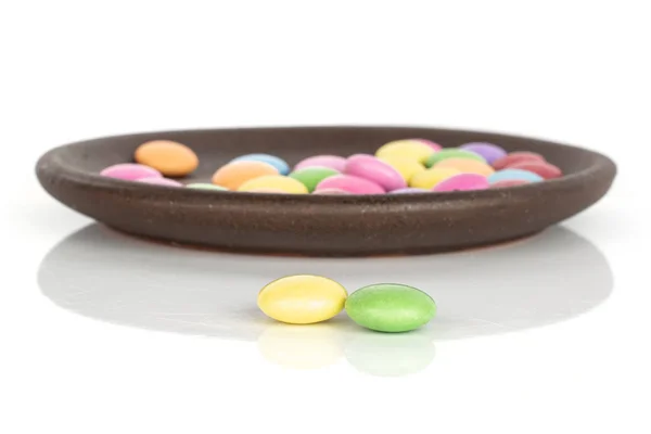 Sladké barevné bonbóny izolované na bílém — Stock fotografie