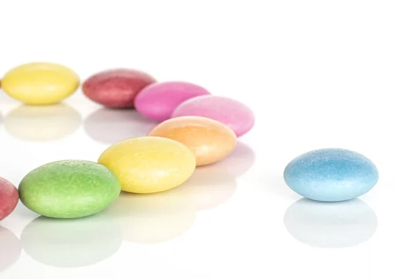 甜甜的色彩艳丽的糖果在白色上隔离 — 图库照片