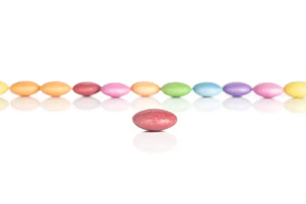 Beyaz üzerine izole edilmiş tatlı renkli şekerler — Stok fotoğraf