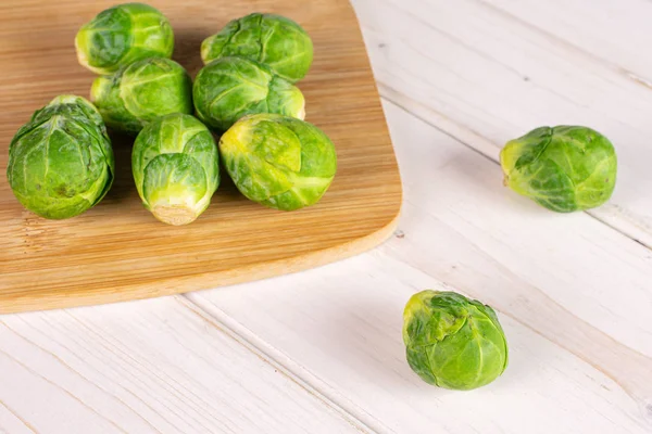 Grüne Rosenkohl sprießen auf grauem Holz — Stockfoto